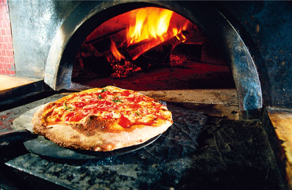 The HAL food tours include pizza making in Naples.
