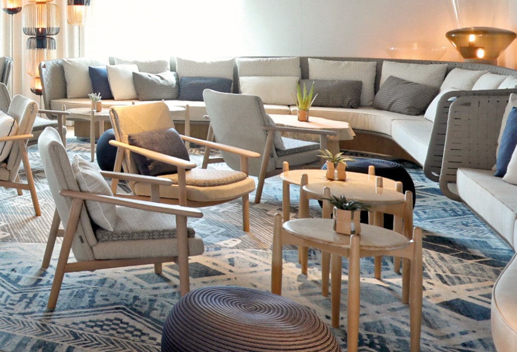 The stylish main lounge onboard Le Lapérouse.