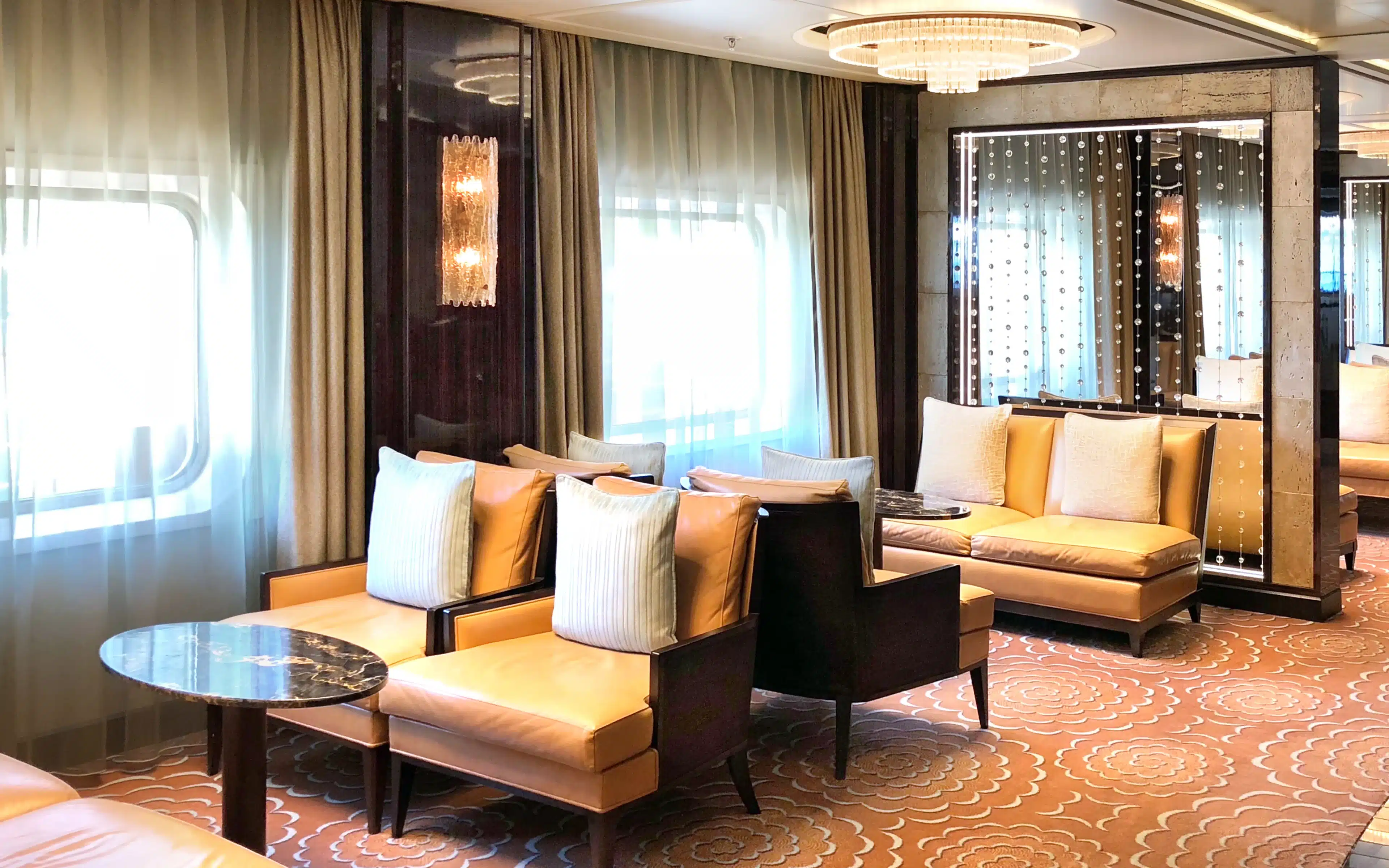 Seven Seas Voyager bars and nightlife.