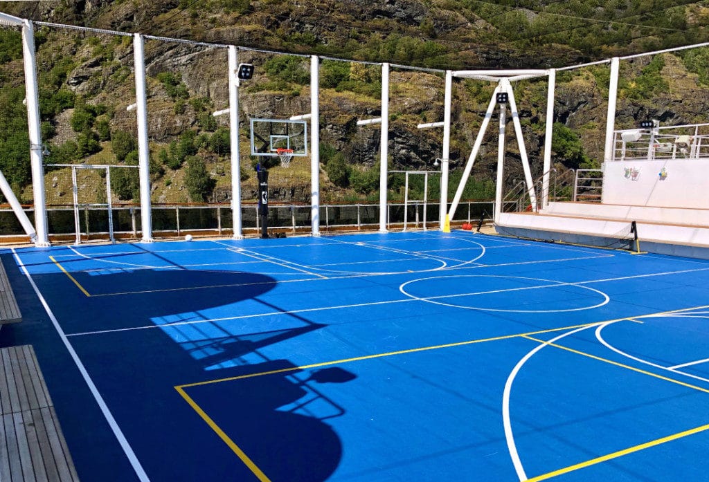 The Nieuw Statendam basketball court.