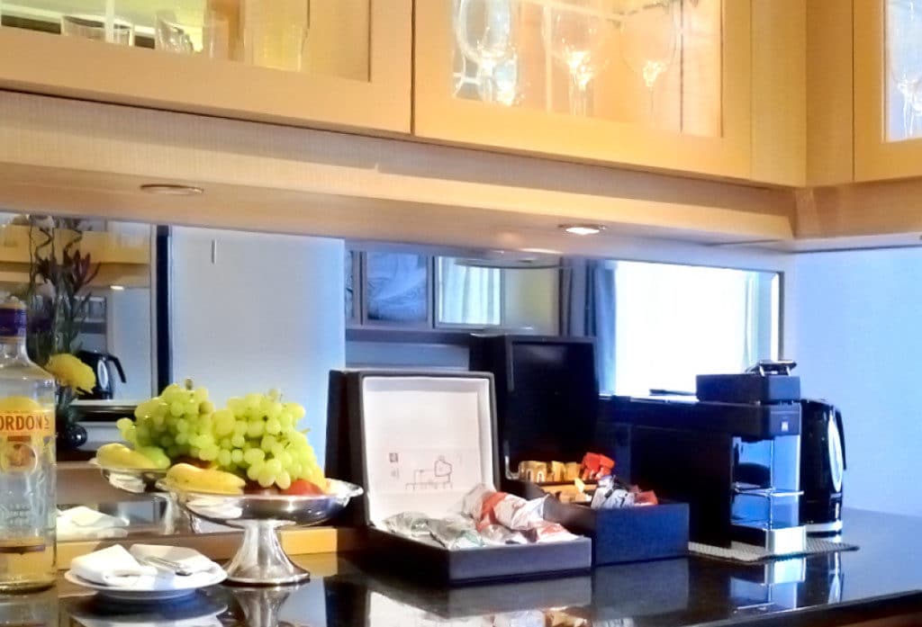 The bar in a QM2 Queens Suite.