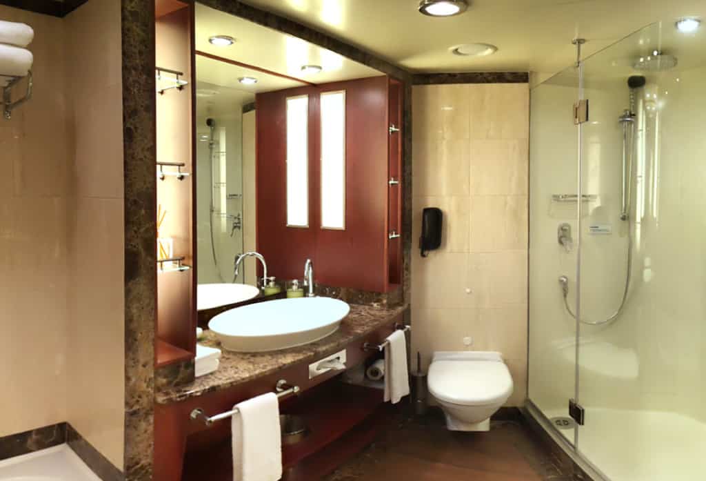 Silver Spirit Veranda Suite bathroom.