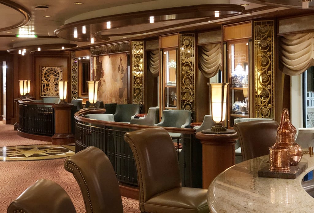 The Midships Bar on Queen Elizabeth.