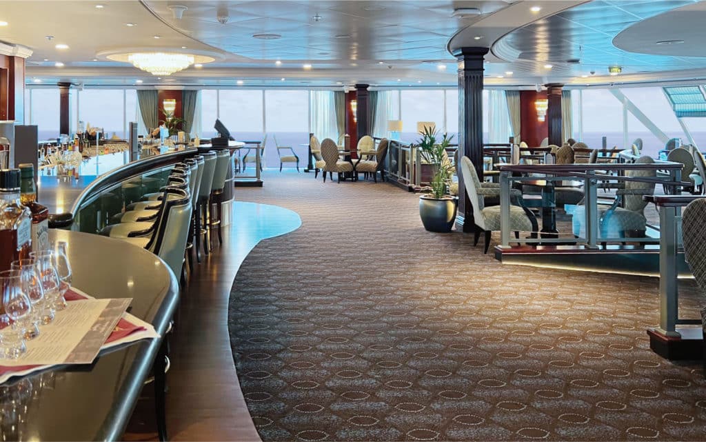 The Horizons bar on Oceania Nautica.