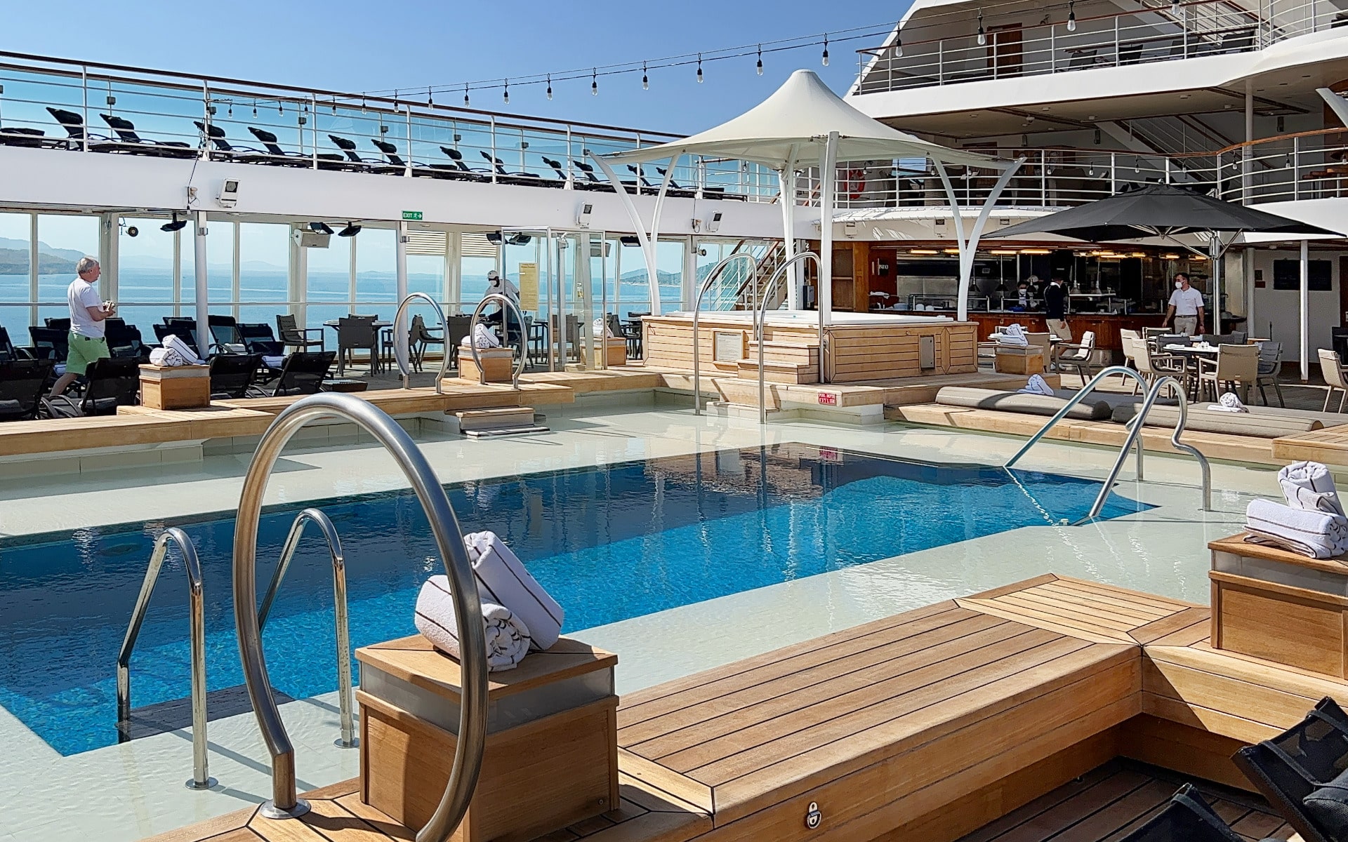 The Seabourn Quest pool.