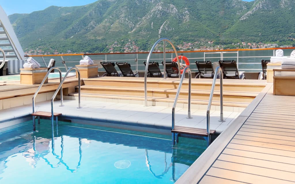 The aft-facing pool on Seabourn Quest.