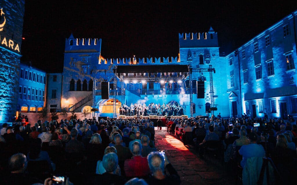 A live performance performance at Tito Square, Koper.