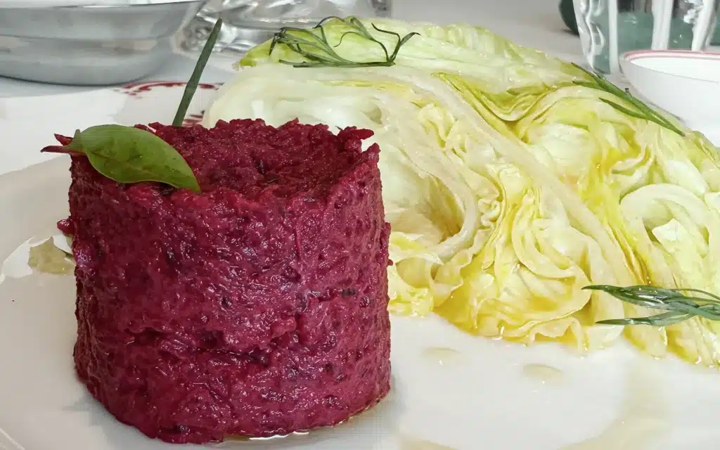 Cold-cooked lettuce with vegetable tartare.
